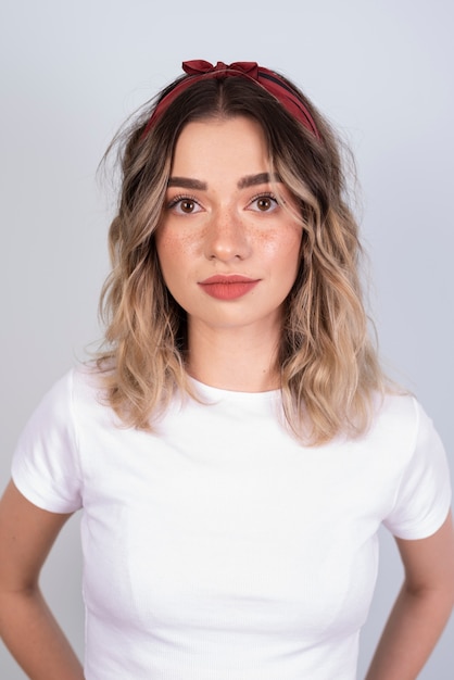 Vue de face du beau modèle Photo gratuit