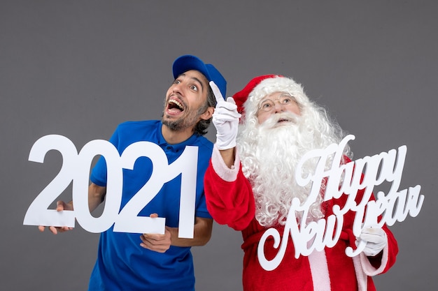 Vue De Face Du Père Noël Avec Messager Masculin Tenant Bonne Année Et