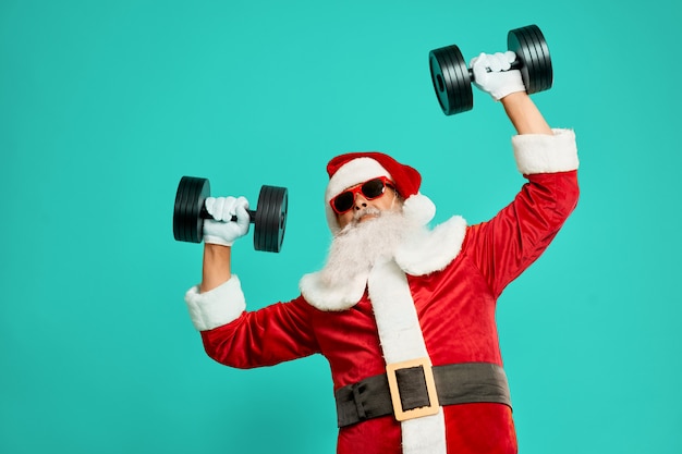 Vue De Face Du Père Noël Sportif Tenant Des Haltères. Récolte Isolée D'homme Senior Drôle En 