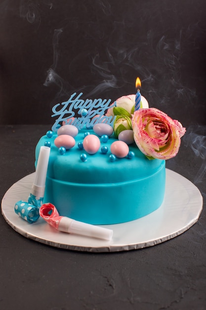 Une Vue De Face Gateau D Anniversaire Bleu Avec Fleur Sur La Couleur Du Gateau Superieur Photo Gratuite