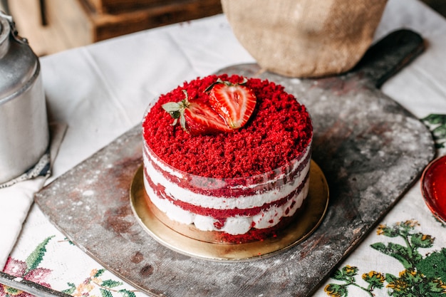 Une Vue De Face Gateau Aux Fruits Rouges Decore De Fraises Rondes Avec De La Creme Delicieuse Celebration D Anniversaire Sucree Sur Le Bureau Brun Photo Gratuite