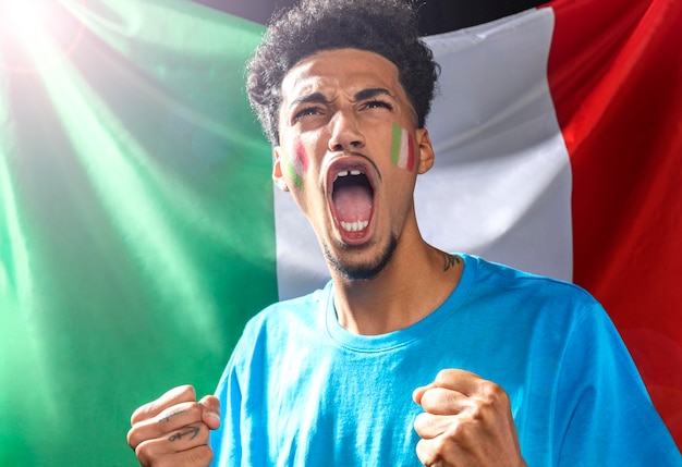 Vue De Face De L Homme Acclamant Avec Le Drapeau Italien Photo Gratuite