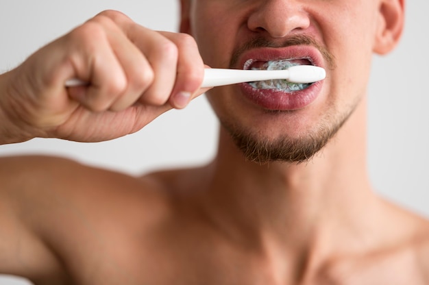 Vue De Face De L Homme Se Brosser Les Dents Photo Gratuite Vue De Face De L Homme Se Brosser Les Dents Photo Gratuite