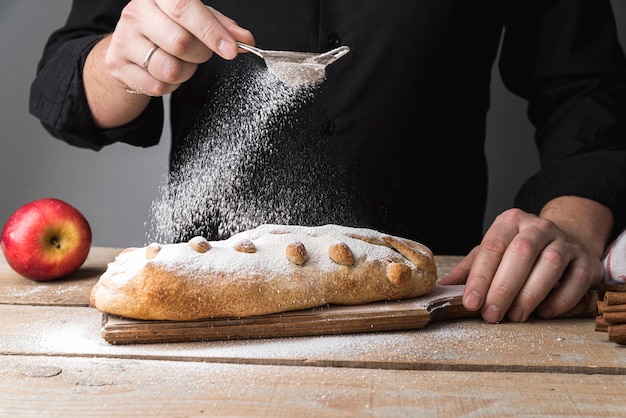Vue De Face Individuelle Verser Le Sucre Sur La Pâte Photo gratuit