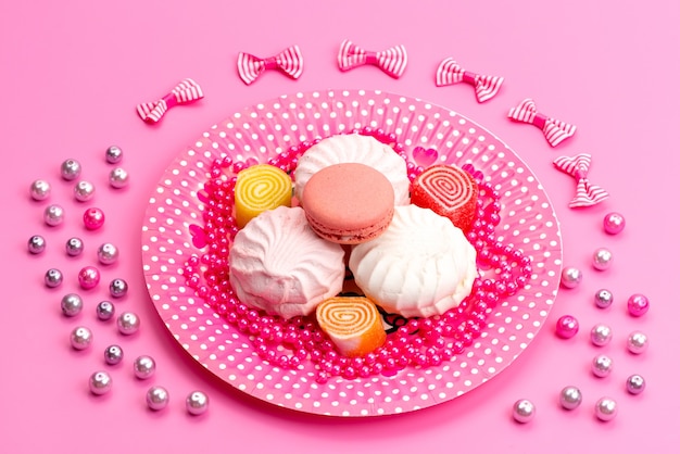 Une Vue De Face Meringues Et Macarons A L Interieur De Rose Plaque Avec Des Arcs Sur Rose Confiserie Biscuit Gateau Photo Gratuite