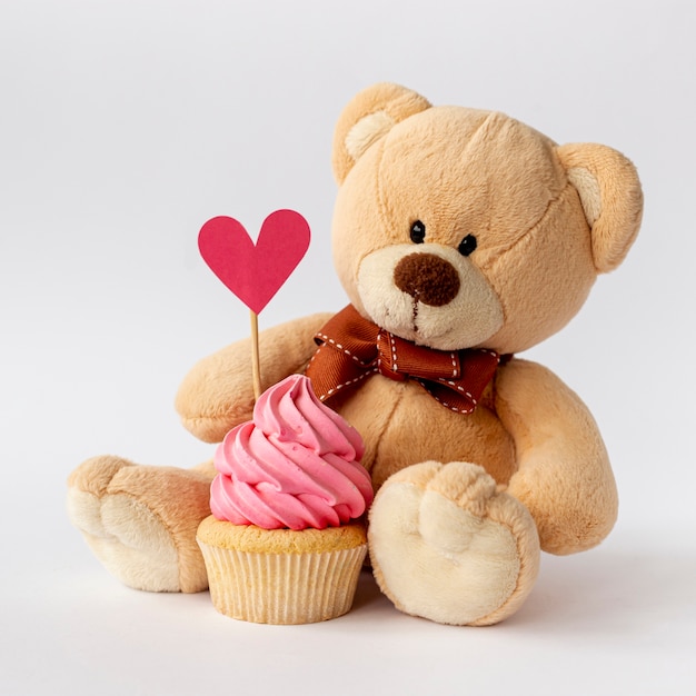 Vue De Face De Mignon Petit Bebe Garcon Cupcake Et Ours En Peluche Photo Gratuite