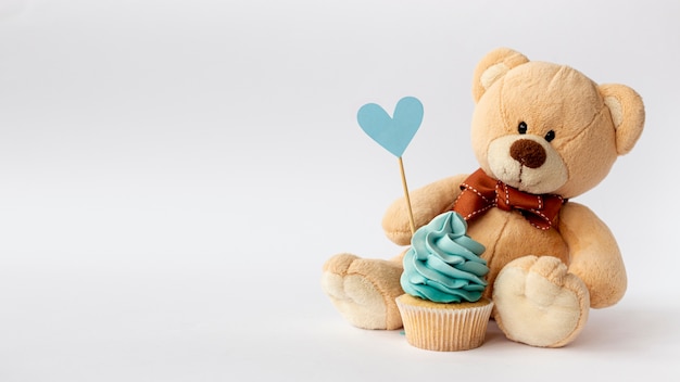 Vue De Face De Mignon Petit Bebe Garcon Cupcake Et Ours En Peluche Photo Premium