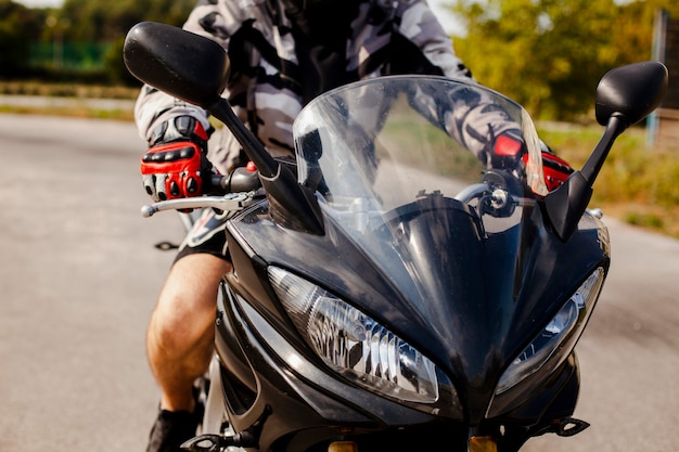 Vue de  face  de  la moto  avec le motard  T l charger des 