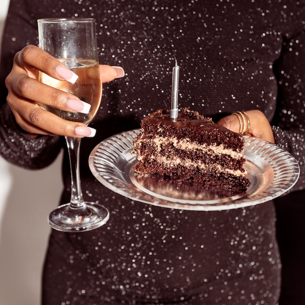 Vue De Face Personne Tenant Le Gateau Et Le Champagne Photo Gratuite