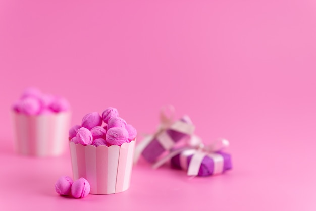 Une Vue De Face Rose Bonbons Avec Des Coffrets Cadeaux Violet Sur Rose Couleur Bonbon Sucre Sucre Photo Gratuite