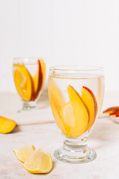 Vue De Face De Tranches De Mangue Dans Un Verre Photo gratuit