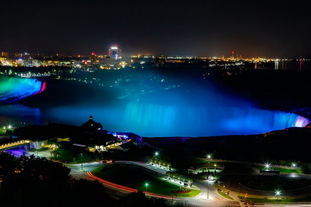 Une vue fantastique sur les chutes du niagara la nuit, ontario, canada Photo Premium