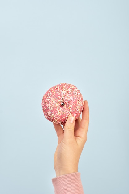 Vue Frontale, De, Main, Tenue, Glacé, Beignet, à, Arrose Photo gratuit
