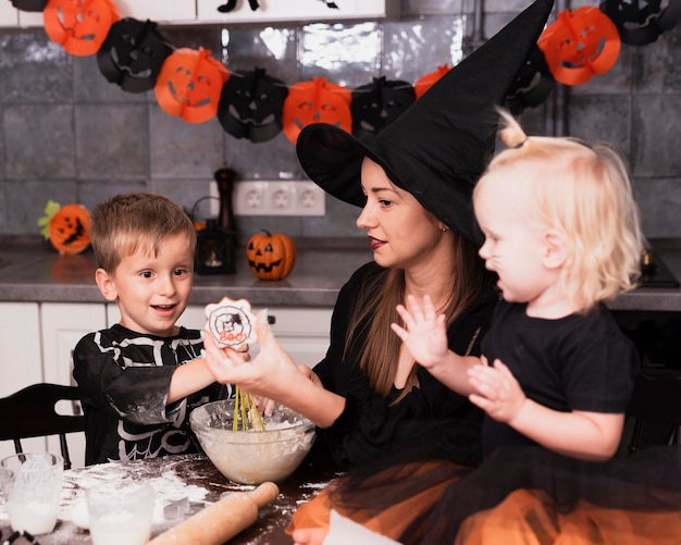 Vue frontale, de, a, mère enfants, confection, biscuits halloween Photo gratuit