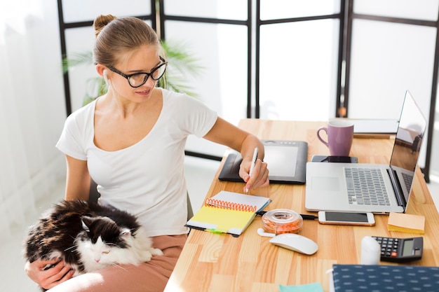 Vue Frontale, De, Tenue Femme, Chat, Et, Travailler Maison ...