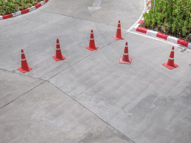 Vue grand angle du groupe de cônes de signalisation dans la rue Photo Premium