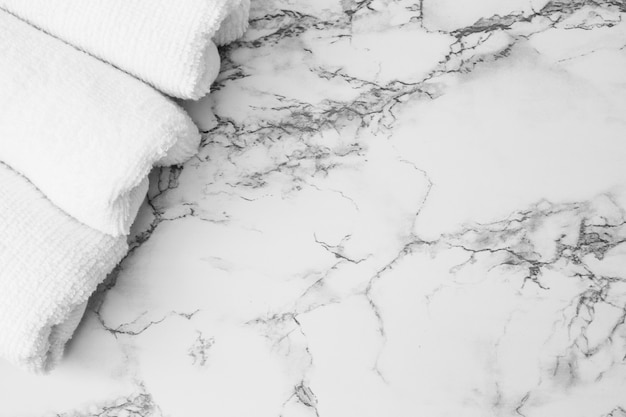 Vue grand angle de serviettes blanches sur fond de marbre Photo gratuit