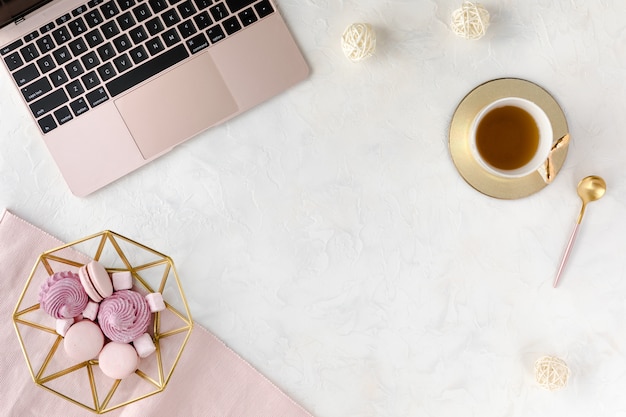 Vue d'en haut du milieu de travail femme avec clavier d'ordinateur, ordinateur portable, bouquet de fleurs de pivoine rose et téléphone portable, poser à plat. Photo Premium