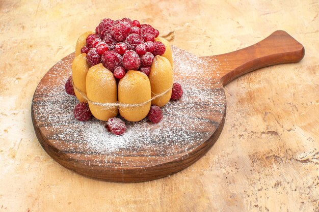 Vue Horizontale Du Gateau Moelleux Fait Maison Avec Des Fruits Sur Une Planche A Decouper En Bois Sur Table De Couleurs Mixtes Photo Gratuite