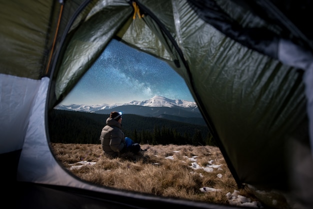 Vue De L'intérieur D'une Tente Sur Le Randonneur Masculin Se Reposer Dans Son Camping La Nuit Photo Premium