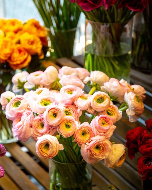 Vue Lat rale Du Renoncule Rose Bouquet  De Fleurs  Dans  Un  