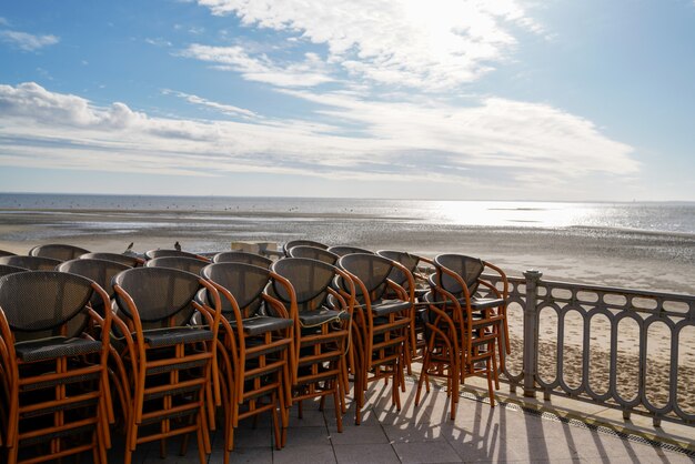 Vue Mer Plage D Andernos Les Bains Dans Le Bassin D Arcachon Terrasse De Cafe En Ponton A Maree Basse Photo Premium