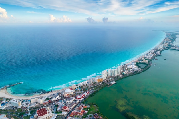 Vue Panoramique Aérienne De La Plage De Cancun Et De La Zone Hôtelière ...