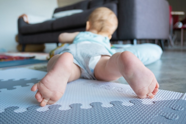 Vue Rapprochee Des Petites Jambes Ou Pieds De Bebe Adorable Bebe Mignon Couche Sur Le Ventre