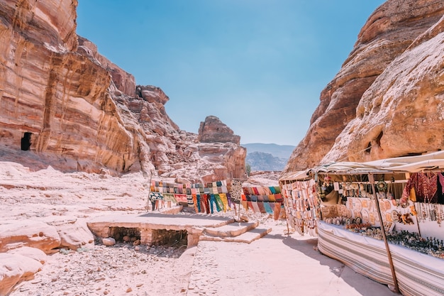 Vue des rochers et chemin vers le monastère de petra, en jordanie. Photo Premium