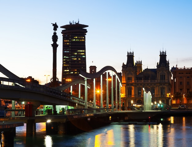 Vue de la soirée du port vell à barcelone Photo gratuit