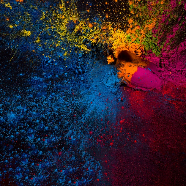 Vue surélevée de poudres de holi colorées sur fond noir Photo gratuit