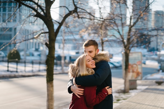 Young Smiling Happy European Couple Hugging In Winter Photo gratuit