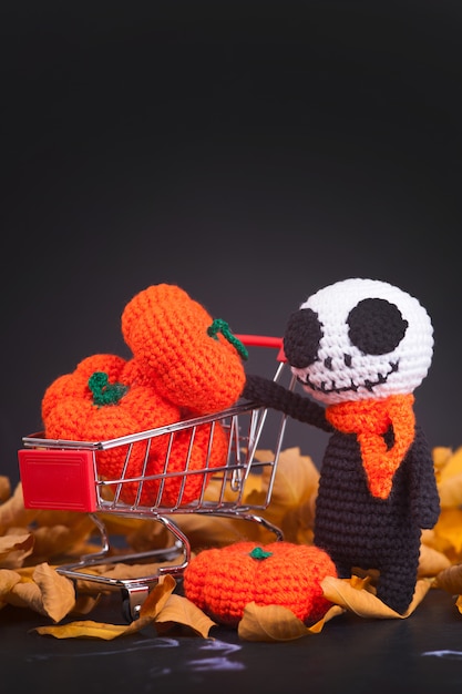 Zombies monstres tricotés et petites citrouilles, à la main, passe-temps. amigurumi. décor de fête d'halloween Photo Premium