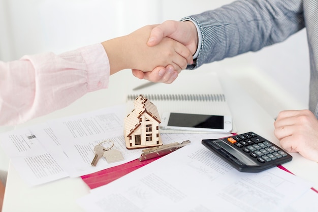 Agent immobilier et client se serrant la main Photo gratuit Agent immobilier et client se serrant la main Photo gratuit
