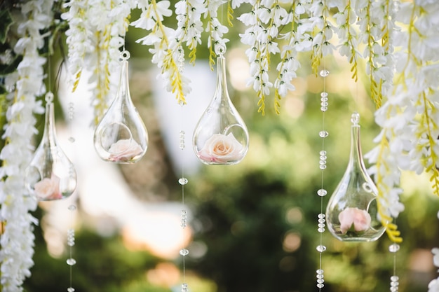Décoration pour un mariage avec des sphères avec des fleurs à l'intérieur Photo Premium Décoration pour un mariage avec des sphères avec des fleurs à l'intérieur Photo Premium