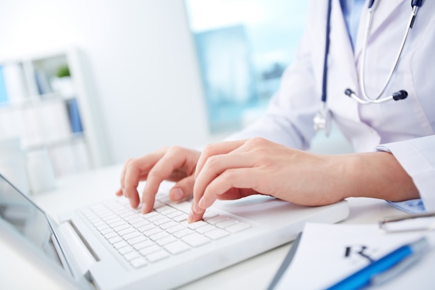 Docteur à la recherche d'informations dans la base de données Photo gratuit Docteur à la recherche d'informations dans la base de données Photo gratuit