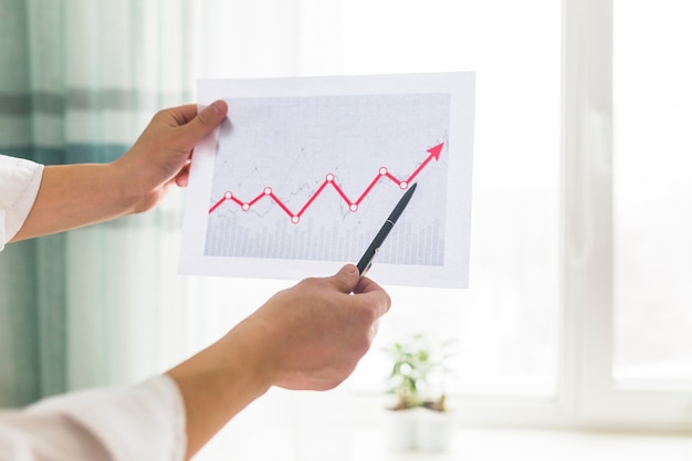 Gros plan, de, a, main affaires, analyser, graphe, sur, lieu travail Photo gratuit Gros plan, de, a, main affaires, analyser, graphe, sur, lieu travail Photo gratuit