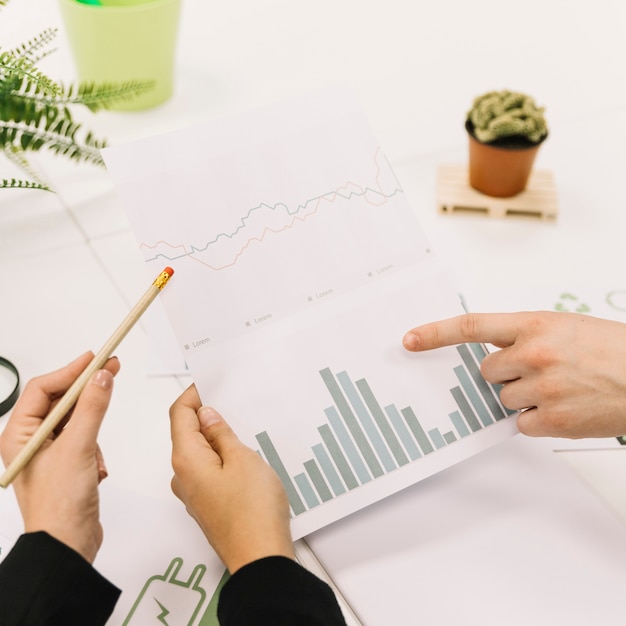 Groupe de gens d'affaires main analyse graphique sur lieu de travail Photo gratuit Groupe de gens d'affaires main analyse graphique sur lieu de travail Photo gratuit