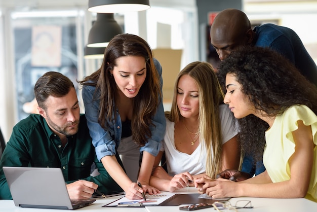 Groupe multiethnique de jeunes hommes et femmes étudiant à l'intérieur. Photo gratuit Groupe multiethnique de jeunes hommes et femmes étudiant à l'intérieur. Photo gratuit