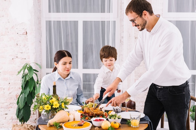 Homme, couper, poulet cuit, à, table Photo gratuit Homme, couper, poulet cuit, à, table Photo gratuit