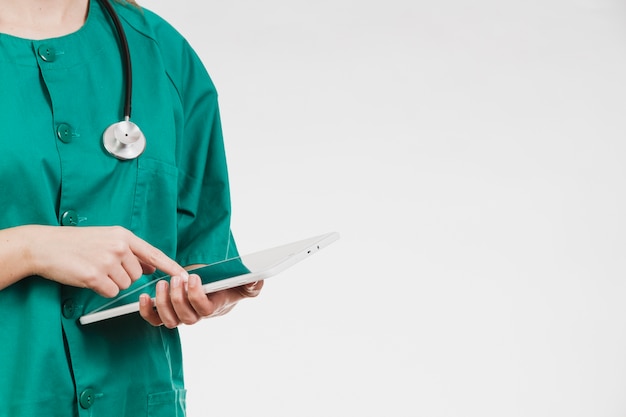 Infirmière avec tablette et stéthoscope Photo gratuit