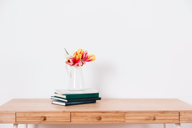 Table avec des fleurs et des blocs-notes Photo gratuit Table avec des fleurs et des blocs-notes Photo gratuit