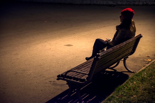 Triste Malheureuse Femme Assise Sur Le Banc En Solitude Et Détournant Les Yeux Femme Stressée 