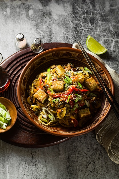 Vegano asiatico saltato in padella con tofu, spaghetti di ...