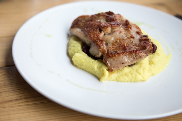 Carne Di Tacchino Al Forno E Pure Di Patate Su Un Piatto Bianco Foto Premium