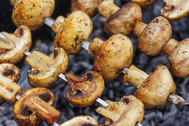 Spiedini Di Barbecue Con Kebab Di Funghi Champignon Alla Griglia In Un Braciere Foto Premium