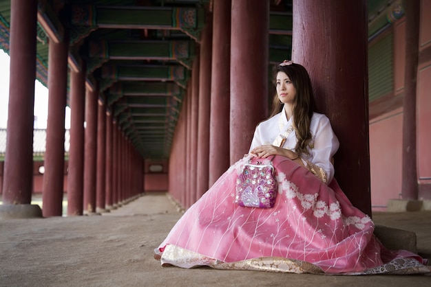 Bella Ragazza Asiatica Con Il Vestito Tradizionale Di Stile Di Hanbok Della Corea Del Sud Che Si Siede Con Il Sorriso Foto Premium