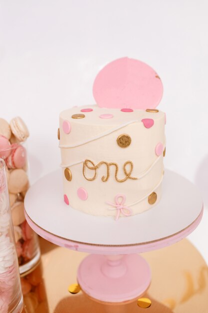 Bella Torta Di Compleanno Con Decorazioni Rosa Per Il Compleanno Di Un Bambino Di Un Anno Candy Bar Con Amaretti E Marshmallow Foto Premium