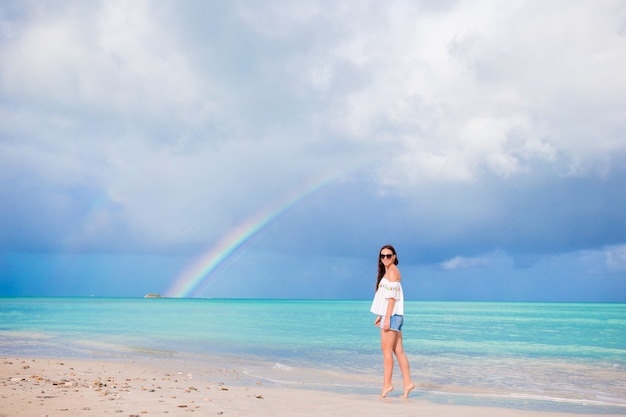 Bella Donna Felice Sulla Spiaggia Con Un Bellissimo Arcobaleno Sul Mare Foto Premium