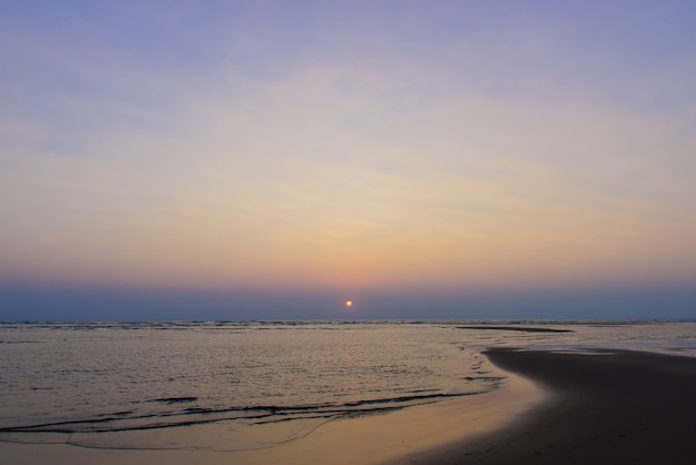 Tramonto Variopinto Sull Oceano Paesaggi Naturali Del Bello Cielo Spiaggia Deserta Il Sole Tramonta Tra Le Nuvole Sopra Il Mare Foto Premium